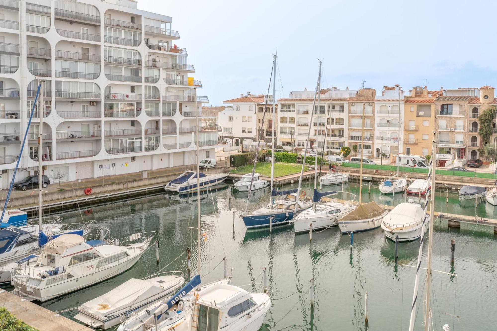 Elegante Estudio Frente Al Canal Con Terraza Appartement Empuriabrava