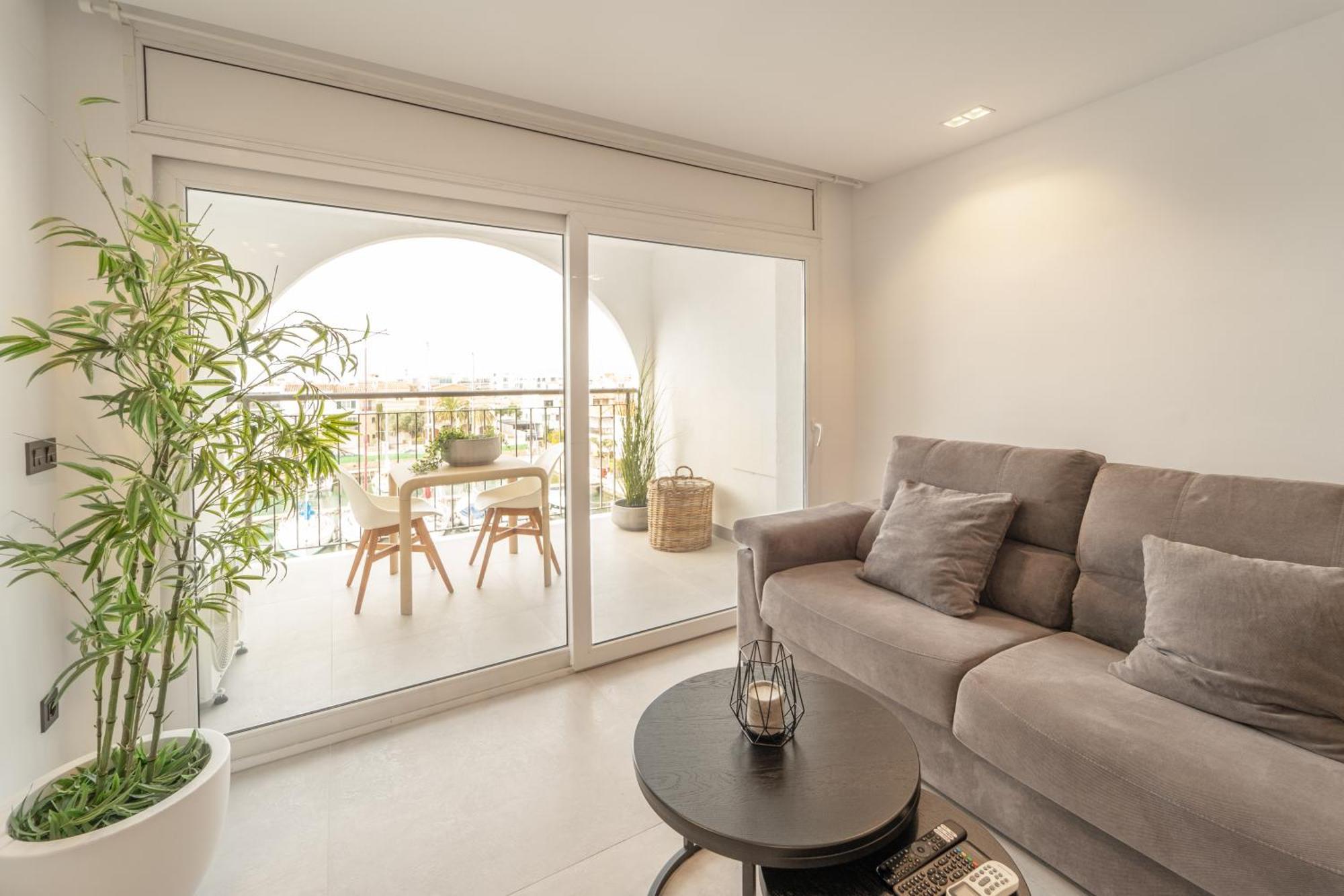 Elegante Estudio Frente Al Canal Con Terraza Empuriabrava
